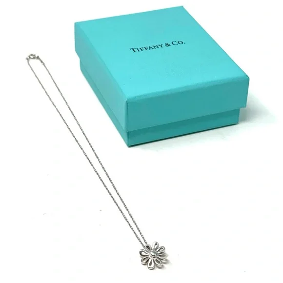 Authentic Tiffany& Co Paloma Picasso Daisy Flower Pendant Necklace.